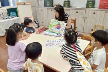 靜儀老師在建安國小附設幼兒園與孩子分享繪本